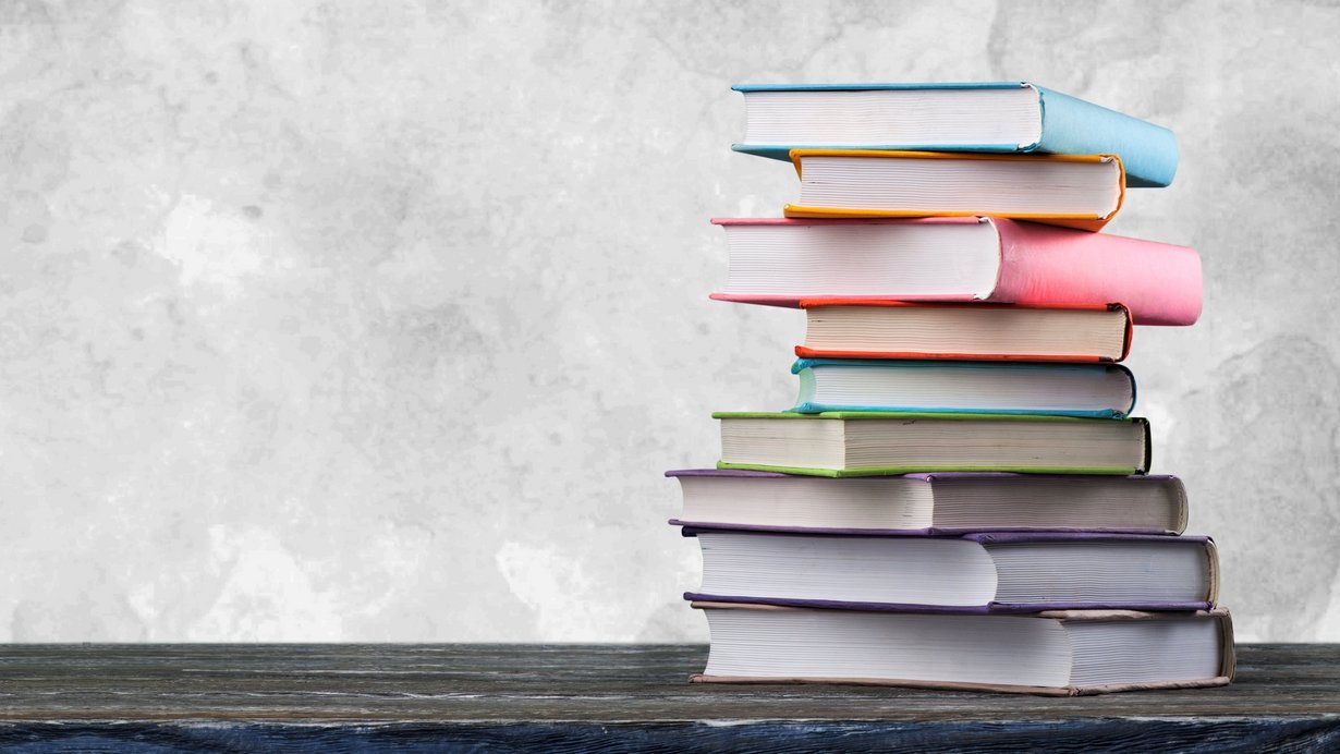 Ein Bücherstapel liegt auf dem Boden