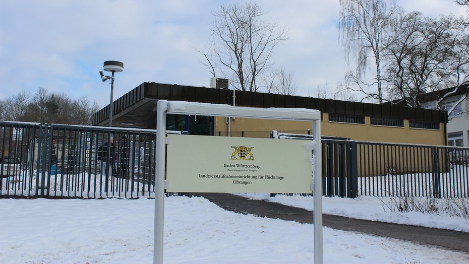 Bild zeigt den Eingangsbereich der Landeserstaufnahmeeinrichtung Ellwangen Bild zeigt den Eingangsbereich der Landeserstaufnahmeeinrichtung Ellwangen