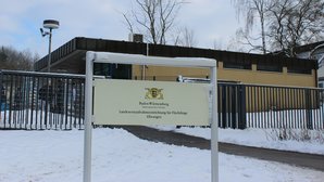 Bild zeigt den Eingangsbereich der Landeserstaufnahmeeinrichtung Ellwangen Bild zeigt den Eingangsbereich der Landeserstaufnahmeeinrichtung Ellwangen