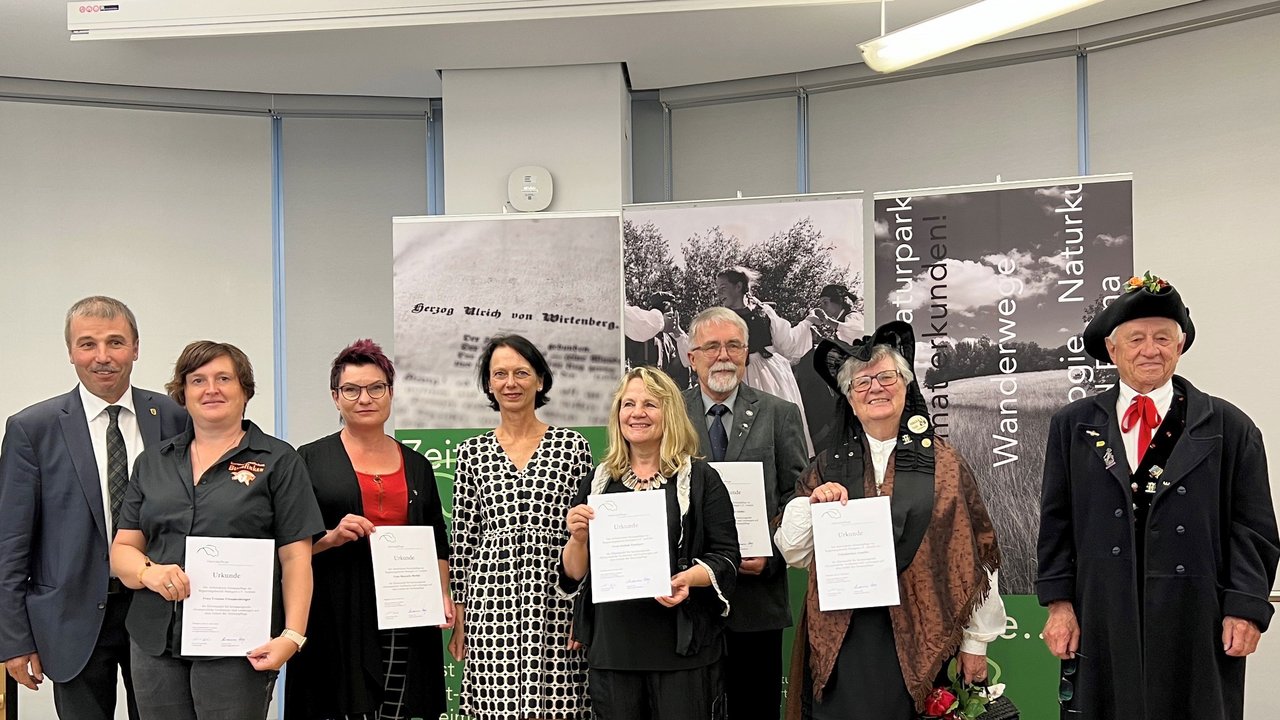 v.l.n.r: Konrad Epple MdL, Yvonne Freudenberger, Manuela Merkle, Susanne Bay, Sabine Essinger, Peter Görke, Fränkische Familie (vertreten durch Ulrike Durspekt-Weiler)