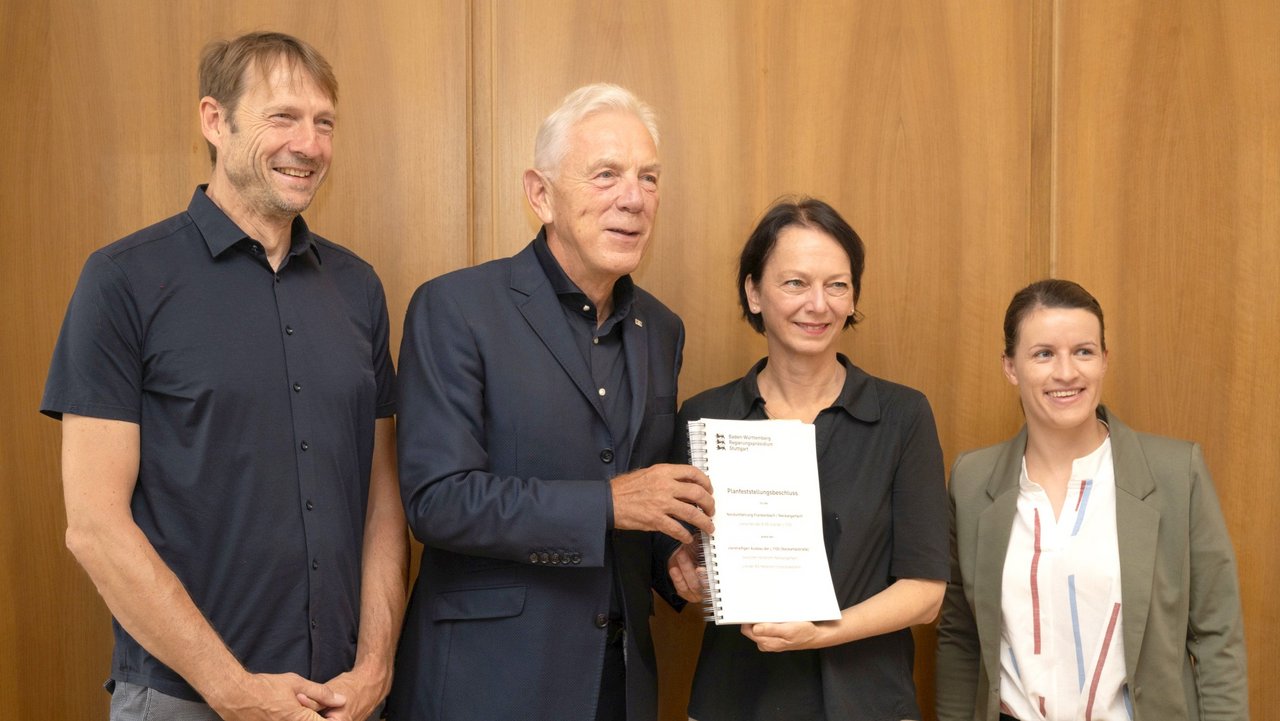 Bild zeigt Übergabe des Planfeststellungsbeschlusses