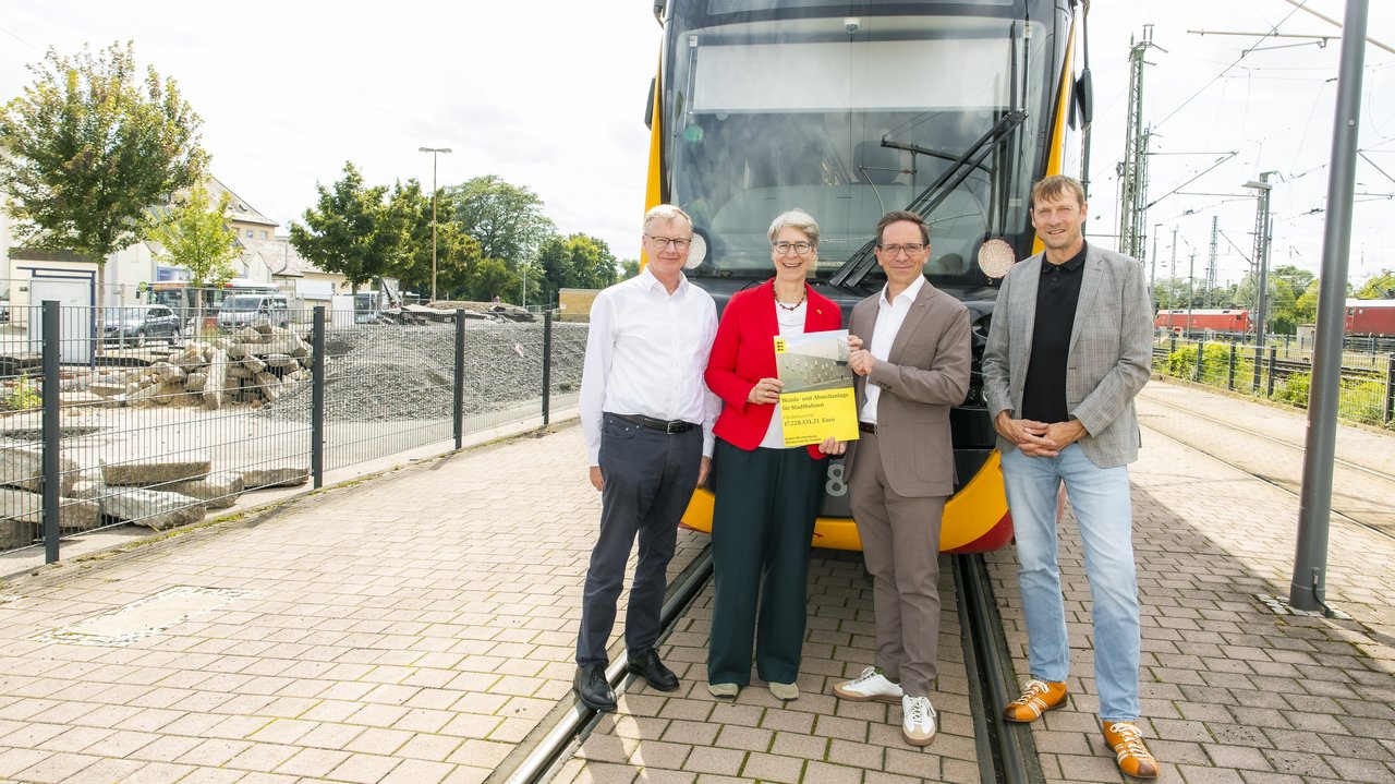Staatssekretärin im Verkehrsministerium, Elke Zimmer, übergibt den Fördermittelbescheid in Höhe von 17,2 Millionen Euro an den technischen Geschäftsführer der AVG
