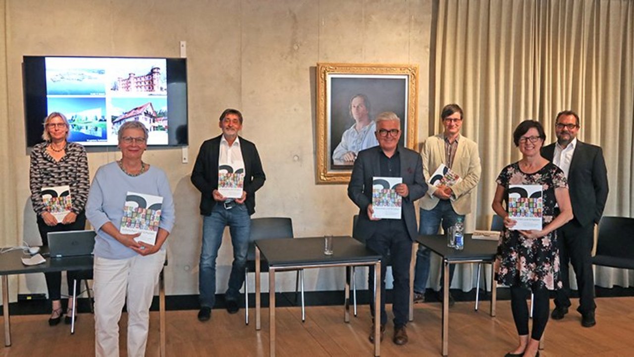 Dr. Claudia Mohn, Referatsleiterin LAD, Prof. Dr. Ulrike Plate, Abteilungsdirektorin LAD, Prof. Dr. Claus Wolf, Präsident LAD, Klaus-Peter Waldenberger, Bürgermeister der Stadt Lauffen a.N., Dr. Martin Hahn, Refe-ratsleiter LAD, Eva Ehrenfeld, Leiterin des Hölderlinhauses, Jürgen Weis, Verlagsleiter Jan Thorbecke Verlag (v.l.n.r.) bei der Buchpräsentation, LAD