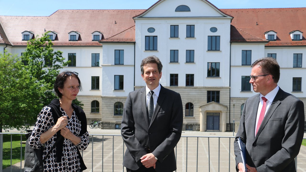 Von links nach rechts: Regierungspräsidentin Susanne Bay mit Schulleiter Dr. Christoph Sauer und Landrat Dr. Joachim Bläse beim Besuch des Landesgymnasiums für Hochbegabte in Schwäbisch Gmünd