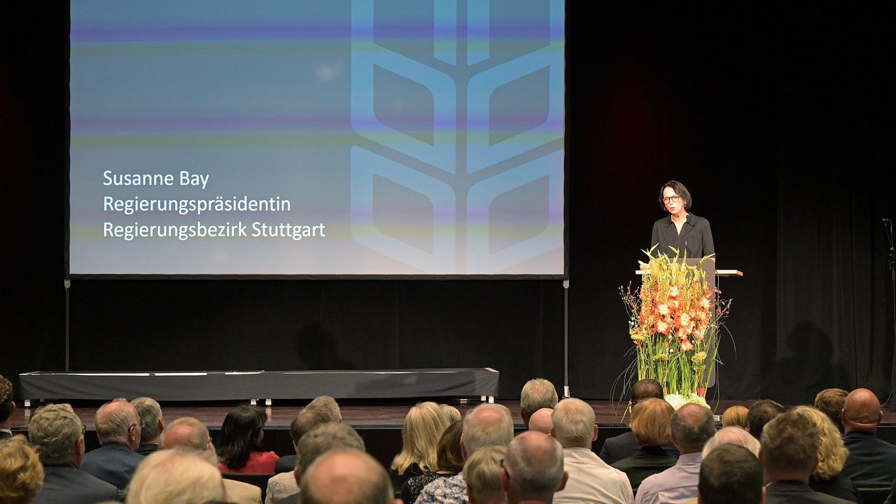 Regierungspräsidentin Susanne Bay würdigte bei der Verabschiedung von Oberbürgermeisterin Ursula Keck deren Tatkraft, Engagement sowie Beharrlichkeit