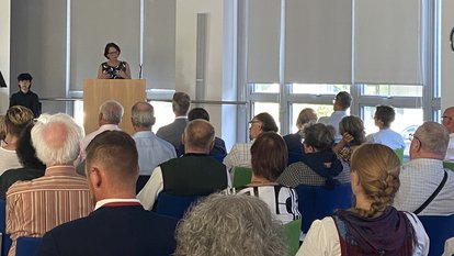 Frau RP'in Susanne Bay hält eine Begrüßungsrede