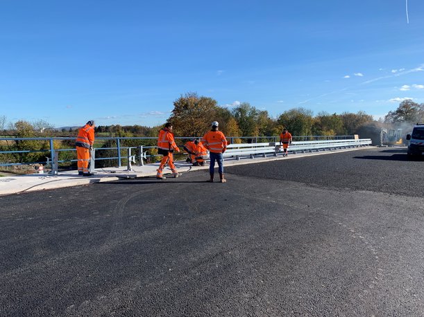 Asphaltarbeiten auf dem Überbau