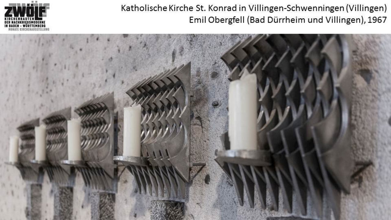 Bild zeigt vier Halterungen mit Kerzen