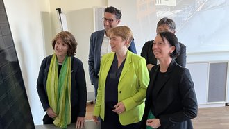 Besichtigung der Anlage durch Staatssekretärin Gisela Splett, Staatssekretärin Andrea Lindlohr, Regierungspräsidentin Susanne Bay, Oberbürgermeister Matthias Klopfer und Abteilungspräsident Prof. Dr. Claus Wolf
