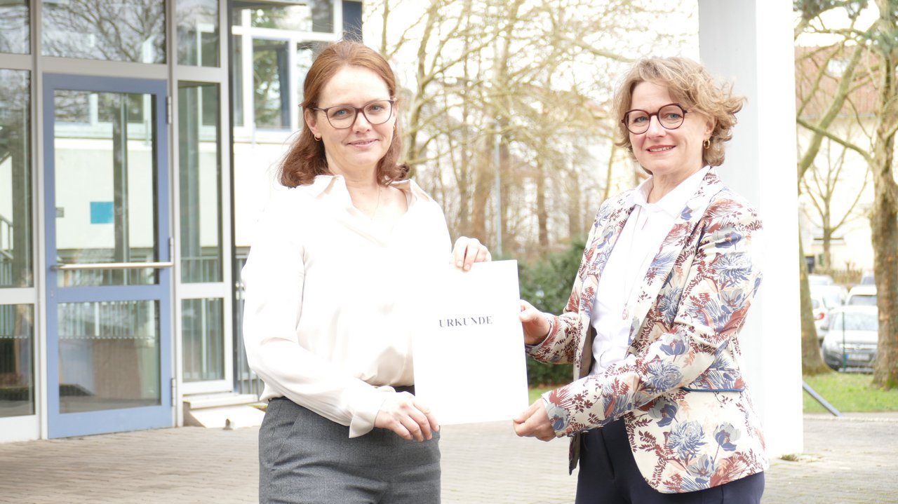 Kristina Klammt (rechts), zuständige Referentin am Regierungspräsidium Stuttgart, überreicht Barbara Fink (links) das Bestellungsschreiben von Kultusministerin Theresa Schopper.