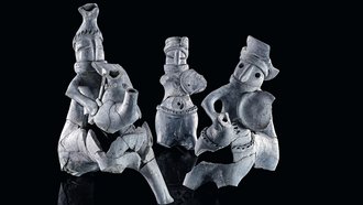 Auswahl von figürlichen Aquamanilen aus Keramik (13./14. Jahrhundert; Ulm, Olgastraße 121)