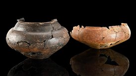 Keramikgefäße des frühen 6. Jh. v. Chr., die als Urnen dienten und in einer Grube unter der Grabhügelschüttung gefunden wurden