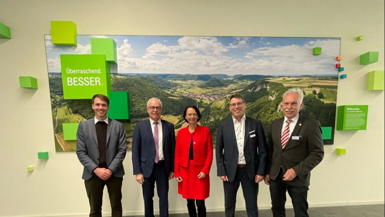 Bild zeigt v. l. n. r.: Andreas Drung (RP), Landrat Edgar Wolff, Regierungspräsidentin Susanne Bay, Manfred Gottwald (Dezernent Recht, Ordnung, Mobilität), Günter Stolz (Kreiskämmerer)