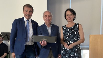 Regierungspräsidentin Susanne Bay (rechts) mit Dieter Metzger und Konrad Epple MdL (links) 