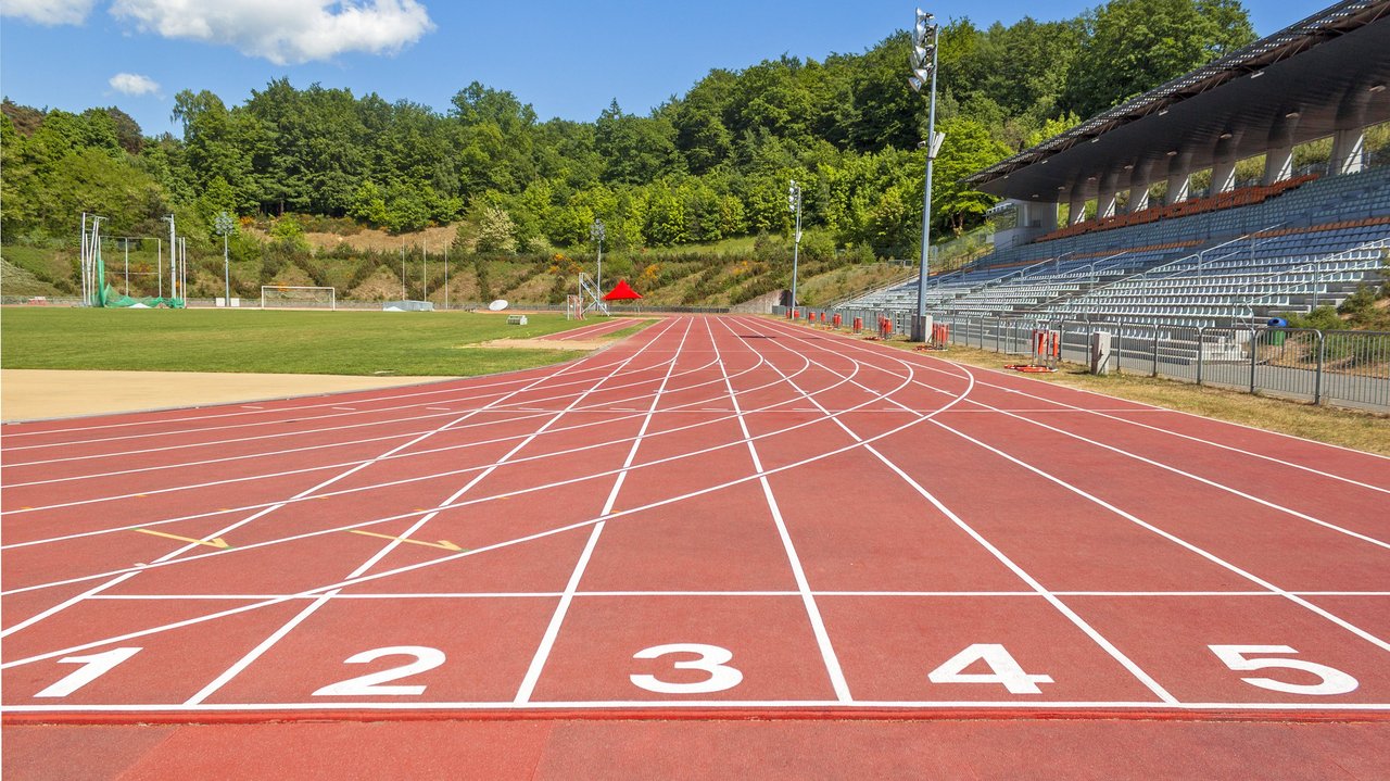 Bild zeigt eine Laufrennbahn auf einem Sportplatz