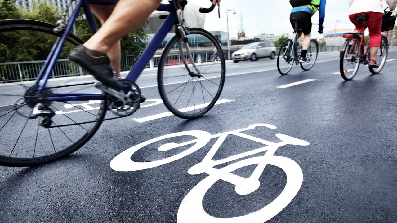 Radweg mit drei Radfahrern