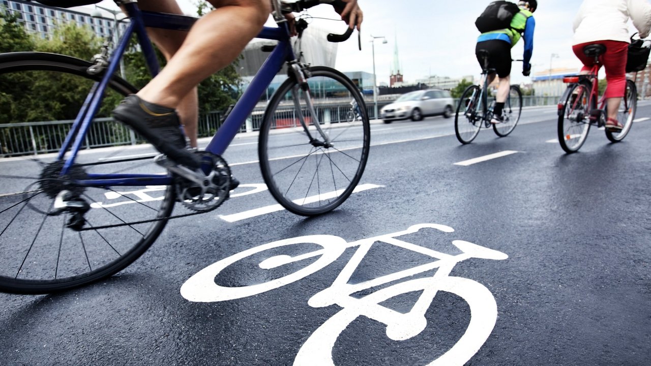 Radweg mit drei Radfahrern