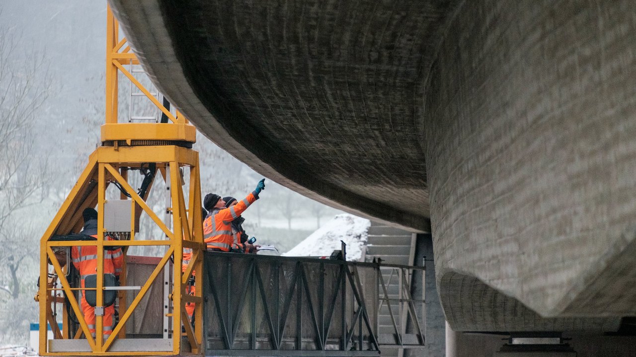Eine Brücke wird geprüft