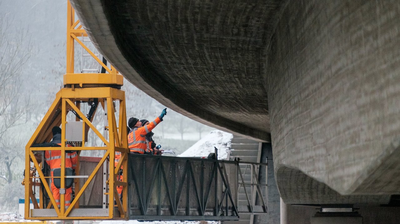 Eine Brücke wird geprüft