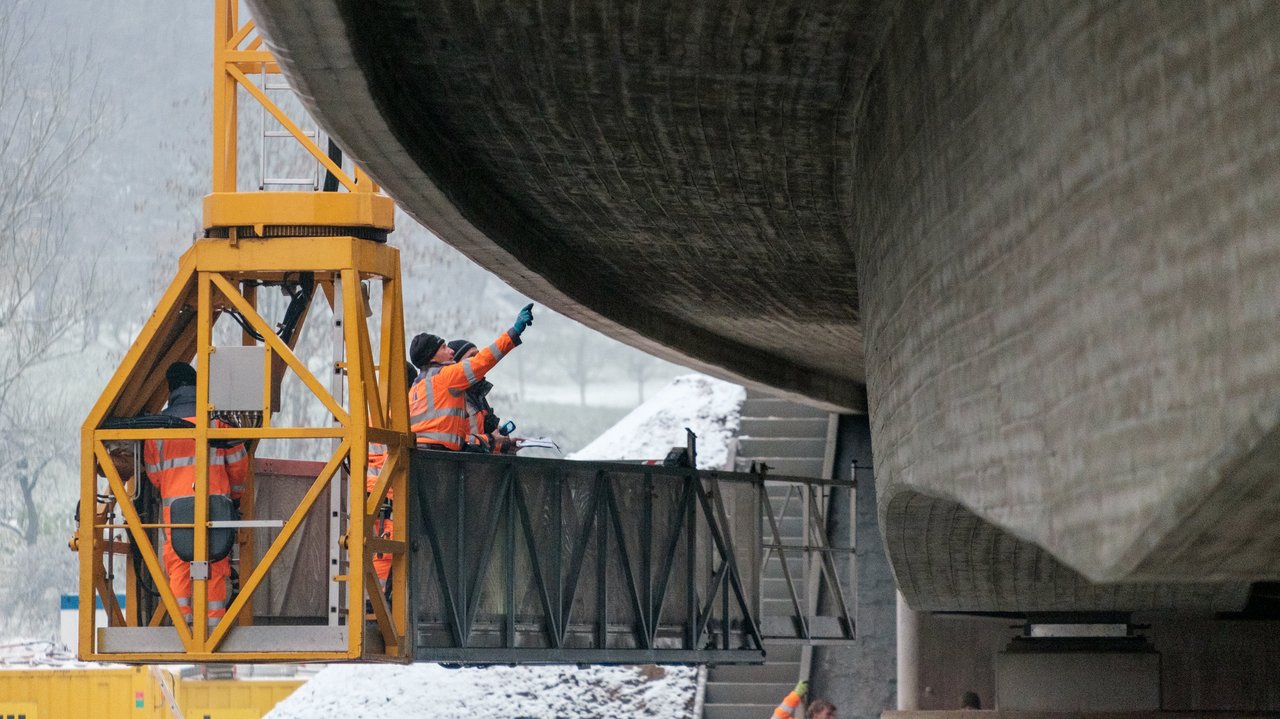 Eine Brücke wird geprüft