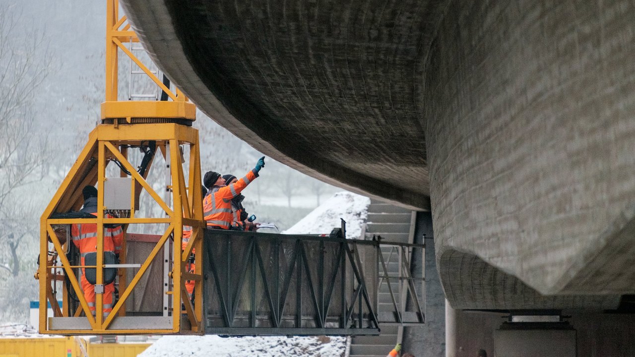 Eine Brücke wird geprüft