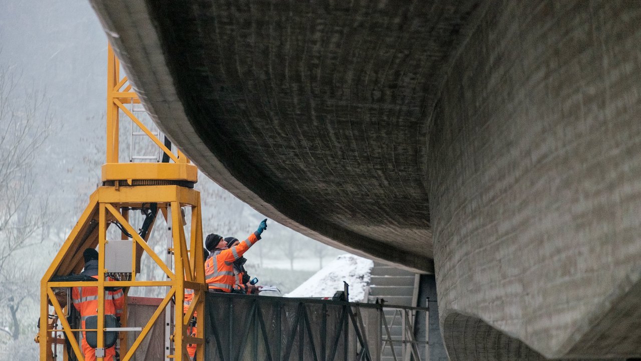 Eine Brücke wird geprüft