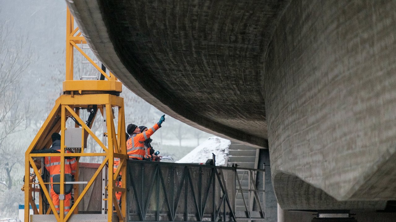 Eine Brücke wird geprüft