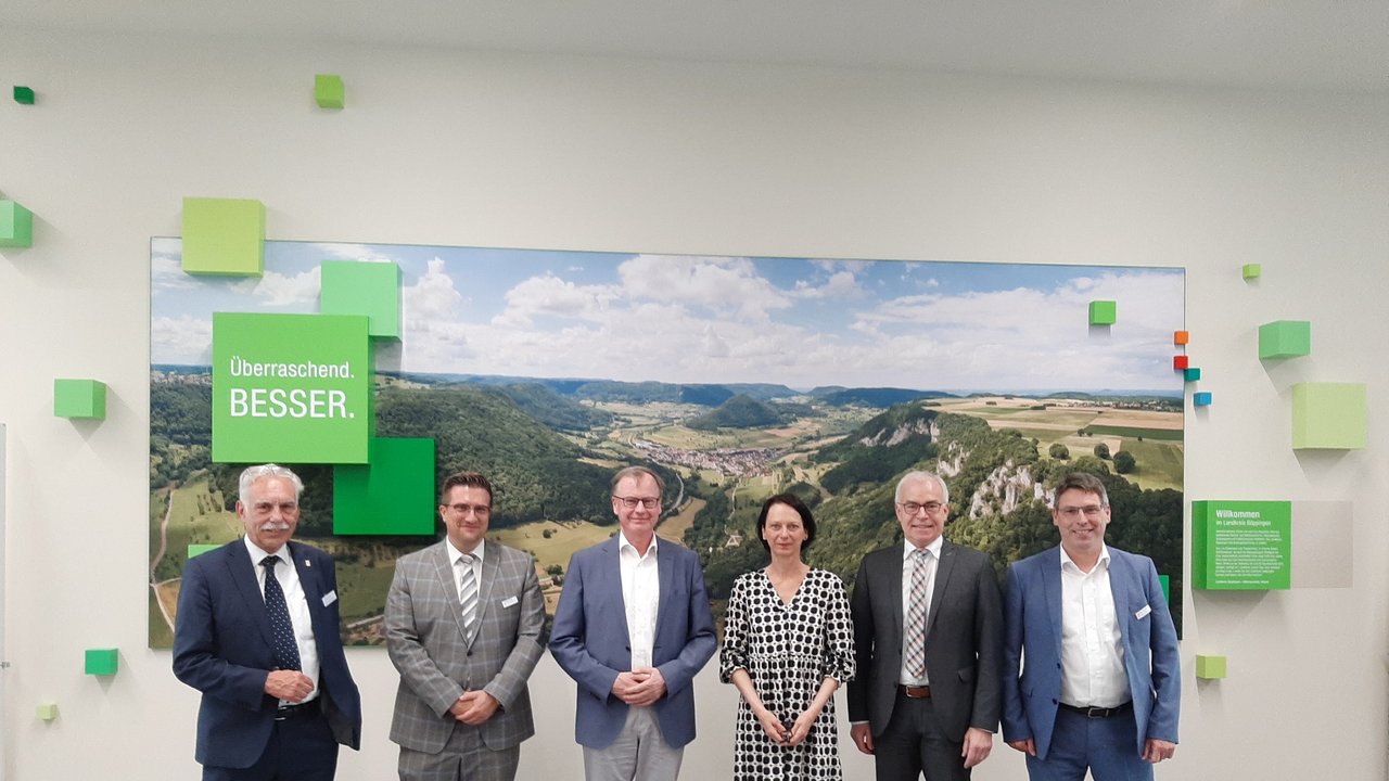 Kreiskämmerer Günter Stolz, Erster Landesbeamter Jochen Heinz, Hermann Klyeisen, stv. Abteilungsleiter der Abteilung Mobilität, Verkehr, Straßen beim Regierungspräsidium, Regierungspräsidentin Susanne Bay, Landrat Edgar Wolff, Dezernent Manfred Gottwald (v.l.n.r.)