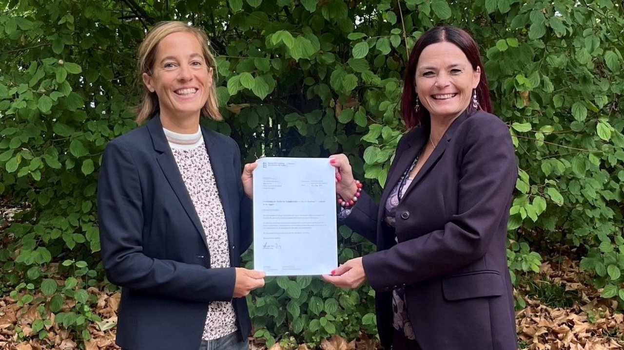 Melanie Stumpf (rechts), Referentin am Regierungspräsidium Stuttgart, überreicht Melanie Süß (links) das Bestellungsschreiben von Kultusminister Andreas Jung.