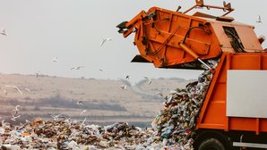 Müllwagen bringt Abfall zur Deponie Bild zeigt Müllwagen, der Abfall zur Deponie bringt