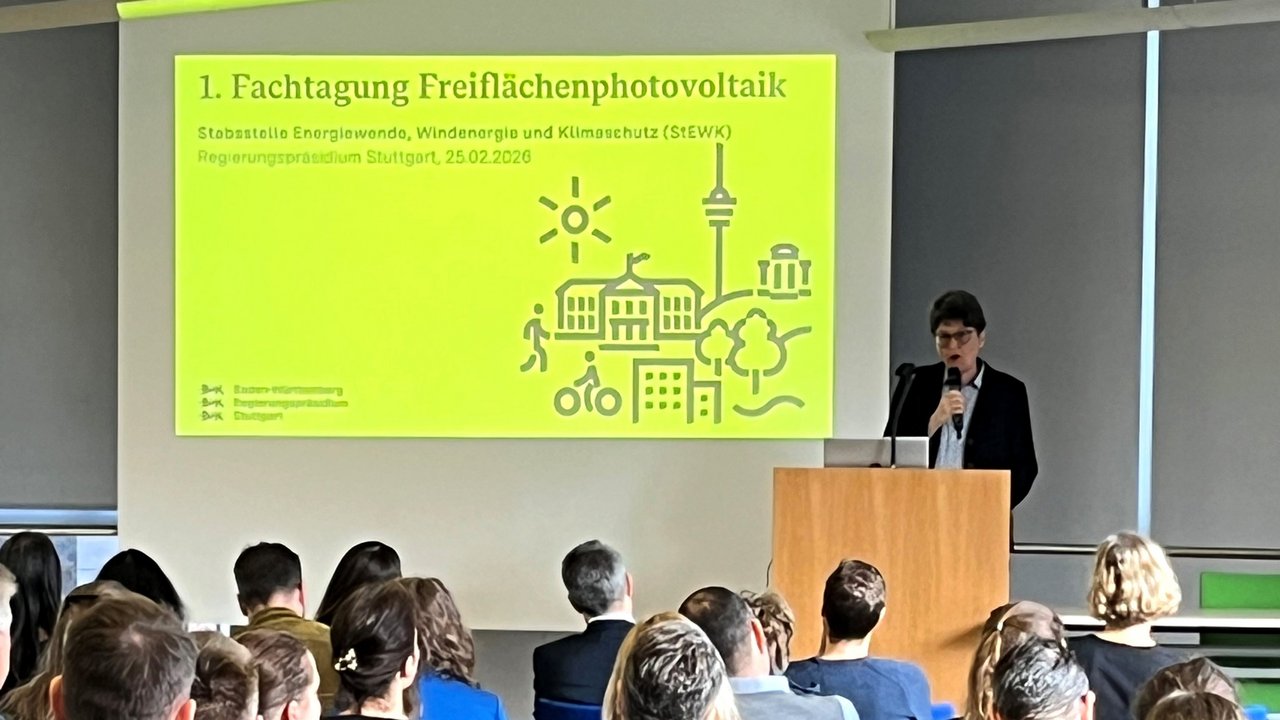 Bild zeigt Vortrag bei der Fachtagung "Freiflächen-Photovoltaik" im Regierungspräsidium Stuttgart am 25.02.2026