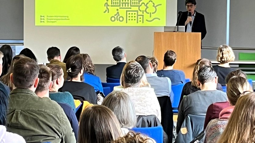 Bild zeigt Vortrag bei der Fachtagung "Freiflächen-Photovoltaik" im Regierungspräsidium Stuttgart am 25.02.2026