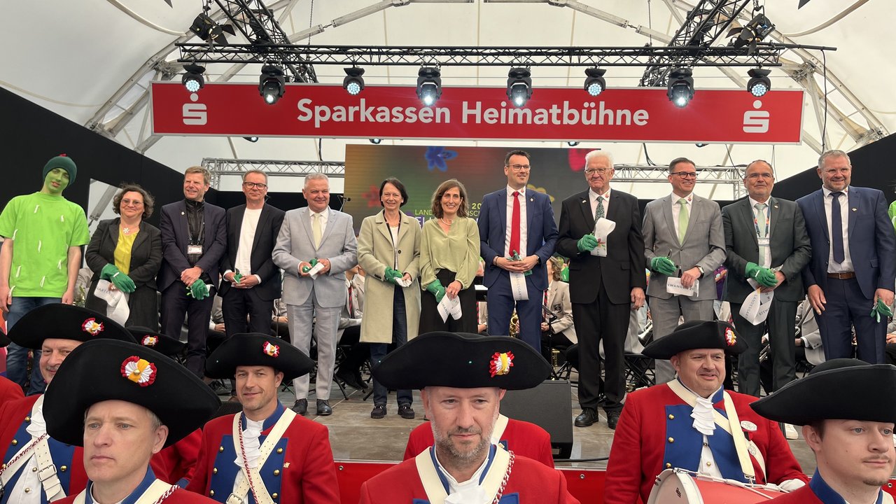 Eröffnen die Landesgartenschau auf der Sparkassen-Heimatbühne: Eva de Haas, Nils Degen, Alexander Mezger, Gerhard Hugenschmidt, Susanne Bay, Marianne Mommsen, Michael Dambacher, Winfried Kretschmann, Dr. Joachim Bläse, Volker Grab und Stefan Powolny (von links).