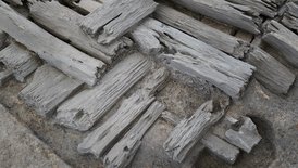 Detail des Einstiegslochs in der Südostecke der Grabkammerdecke, durch das die Raub-gräber ins Innere des Grabes gelangt waren