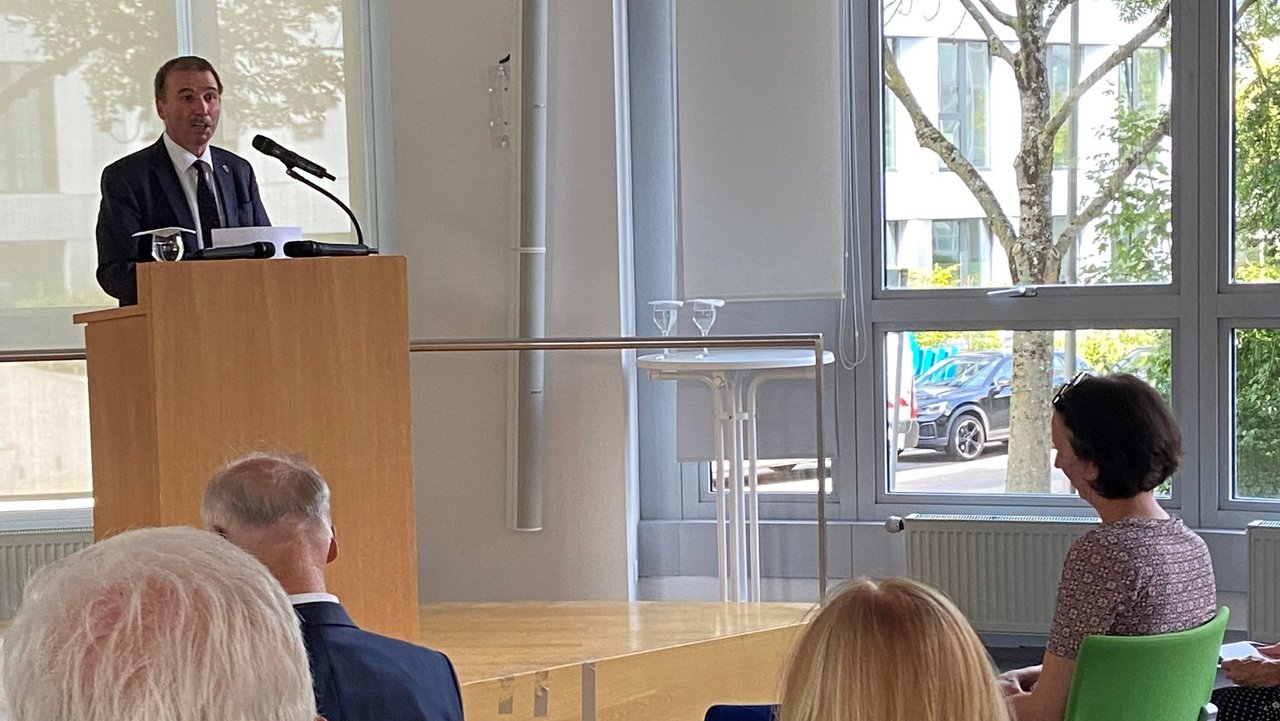 Konrad Epple MdL, Vorsitzender des Arbeitskreises Heimatpflege, eröffnet die Veranstaltung und begrüßt alle Gäste – inklusive der Personen, die für ihre Verdienste in der Heimatpflege im Regierungsbezirk Stuttgart 2023 geehrt werden. Konrad Epple MdL, Vorsitzender des Arbeitskreises Heimatpflege, eröffnet die Veranstaltung und begrüßt alle Gäste – inklusive der Personen, die für ihre Verdienste in der Heimatpflege im Regierungsbezirk Stuttgart 2023 geehrt werden.