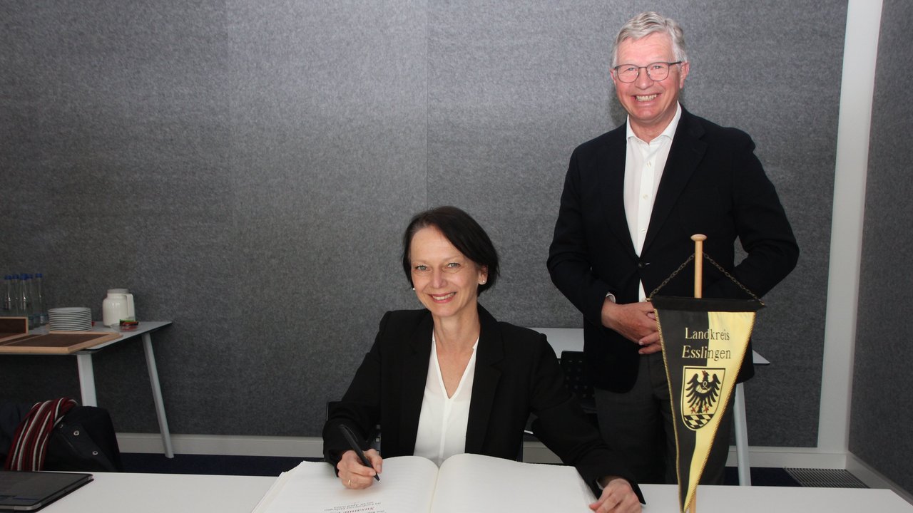 -	Der Eintrag ins Goldene Buch des Landkreises durfte beim Besuch der Regierungspräsidentin Susanne Bay bei Landrat Heinz Eininger und der Verwaltungsführung nicht fehlen.