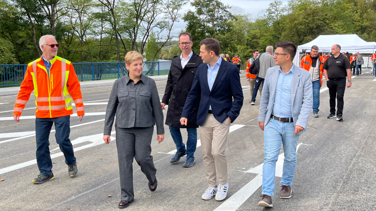 Neben Abteilungsleiter Heiko Engelhard und Referatsleiter Andreas Klein vom Regierungspräsidium Stuttgart nahmen an der Verkehrsfreigabe u.a. Verkehrsministerin Nicole Razavi MdL, Tayfun Tok MdL, Marbachs Bürgermeister Jan Trost und Freibergs Bürgermeister Jan Hambach teil.