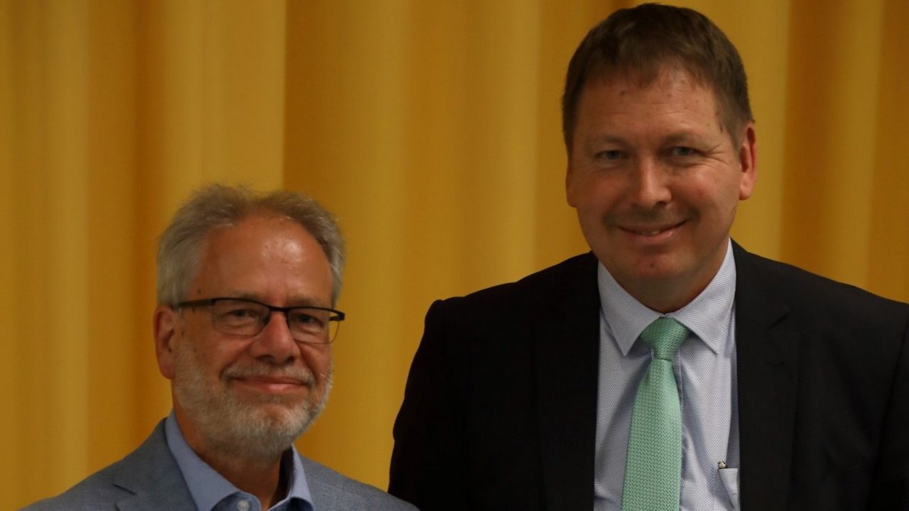 Marcus Stohrer (rechts), Schulreferent am Regierungspräsidium Stuttgart, überreicht Bernhard Ehlert (links) das Bestellungsschreiben von Kultusministerin Theresa Schopper. 