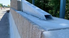 Anfangskonstruktion der Betonschutzwand.
