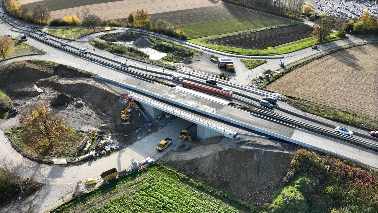 Bild zeigt Luftaufnahme der Brücke