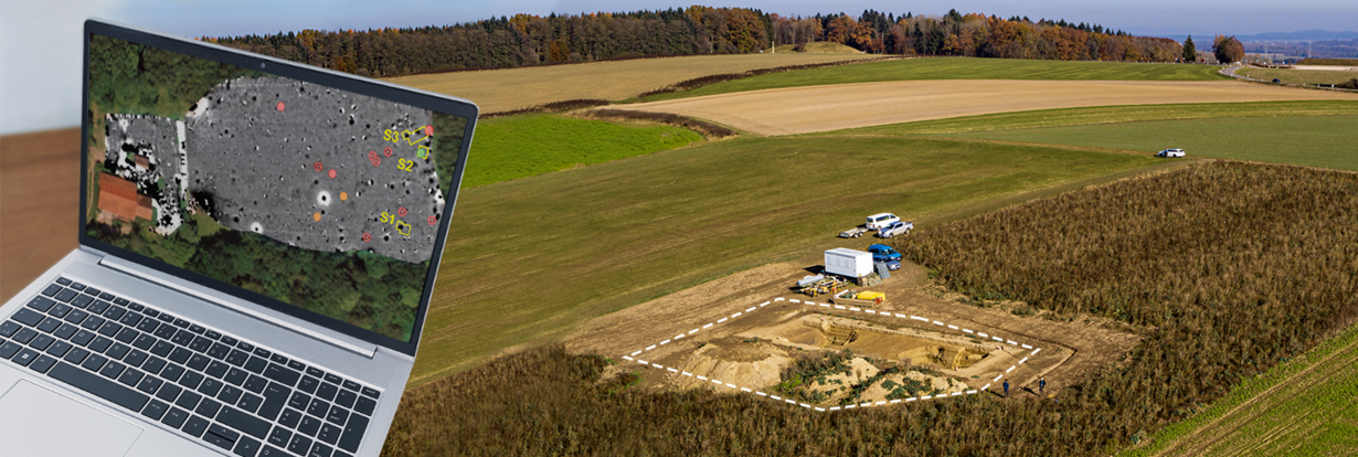 Bild zeigt die Luftaufnahme eines Ausgrabungsfeldes, links im Bild sieht man einen geöffneten Laptop mit Auswertungsdaten