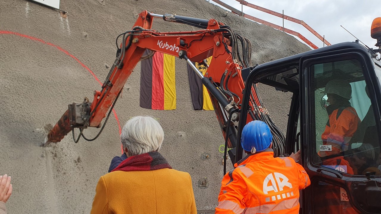 Bauarbeiten am der Tunnelwand mit Bagger