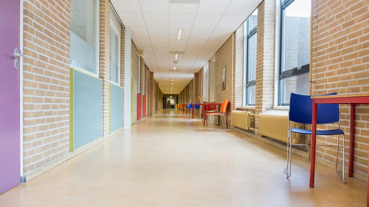 Leerer Flur in einem Schulgebäude