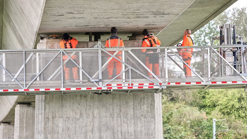 Bild zeigt Hauptprüfung mit Brückenuntersichtgerät, hier die Hauptprüfung der Brücke im Zuge der B 293 bei Eppingen im Herbst 2024
