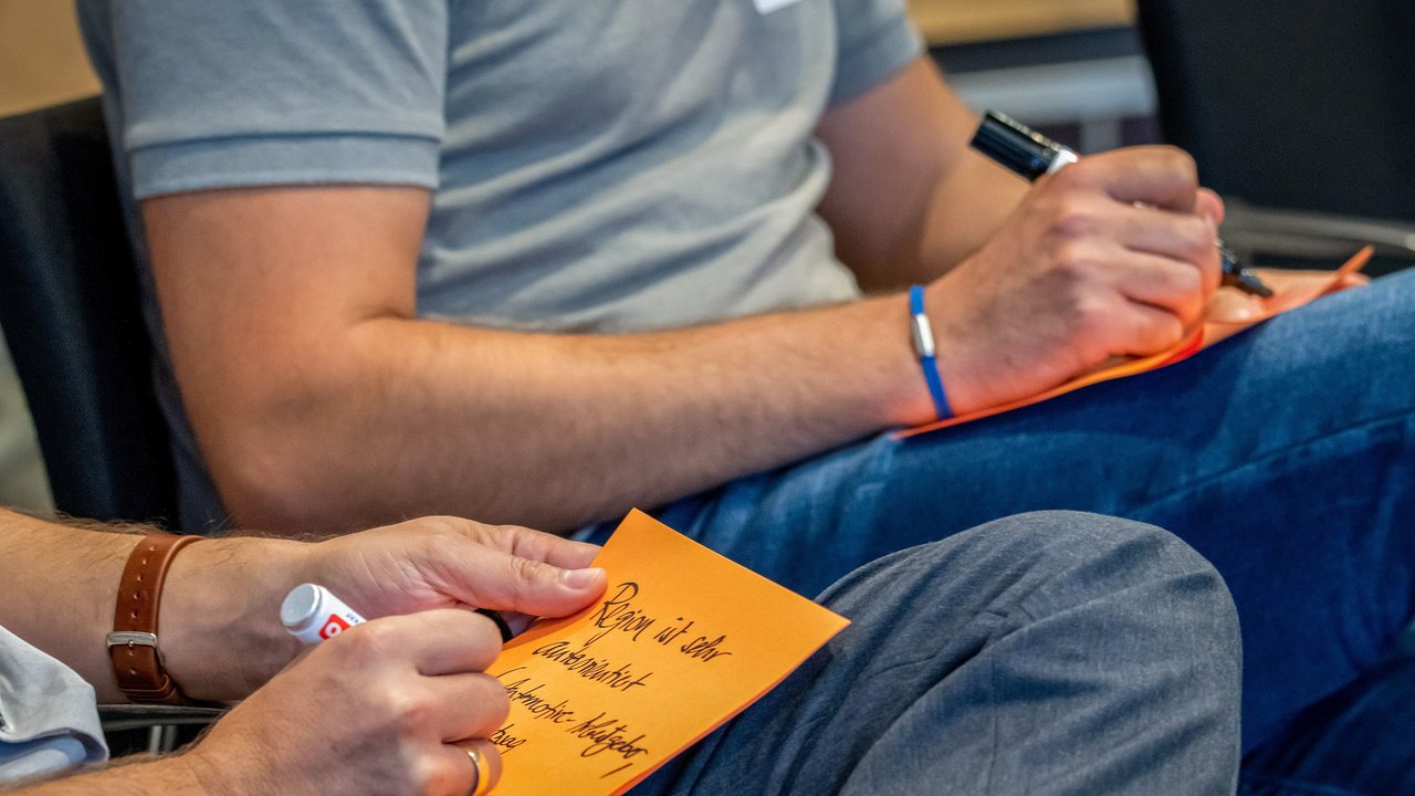 In der Kleingruppenarbeit schreiben die Teilnehmenden ihre Ideen und Beiträge auf Post-its. 