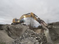 Abrissarbeiten der Brücke, die über die Kreisstraße führt