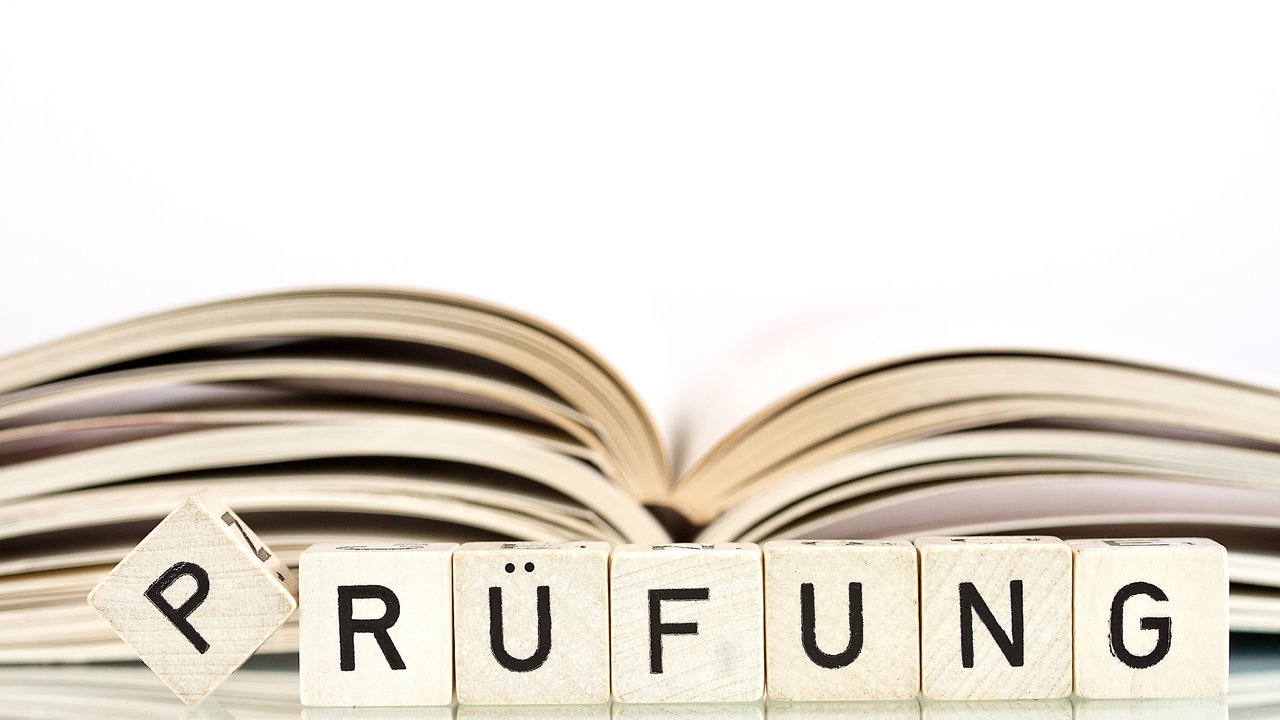 Holzwürfel die das Wort Prüfung bilden