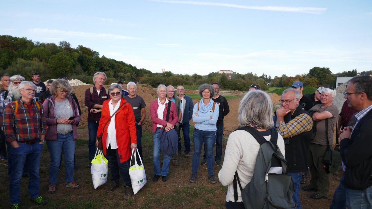 Eine Gruppe Menschen hört den Erläuterungen von Referatsleiterin Möck über die Biber zu