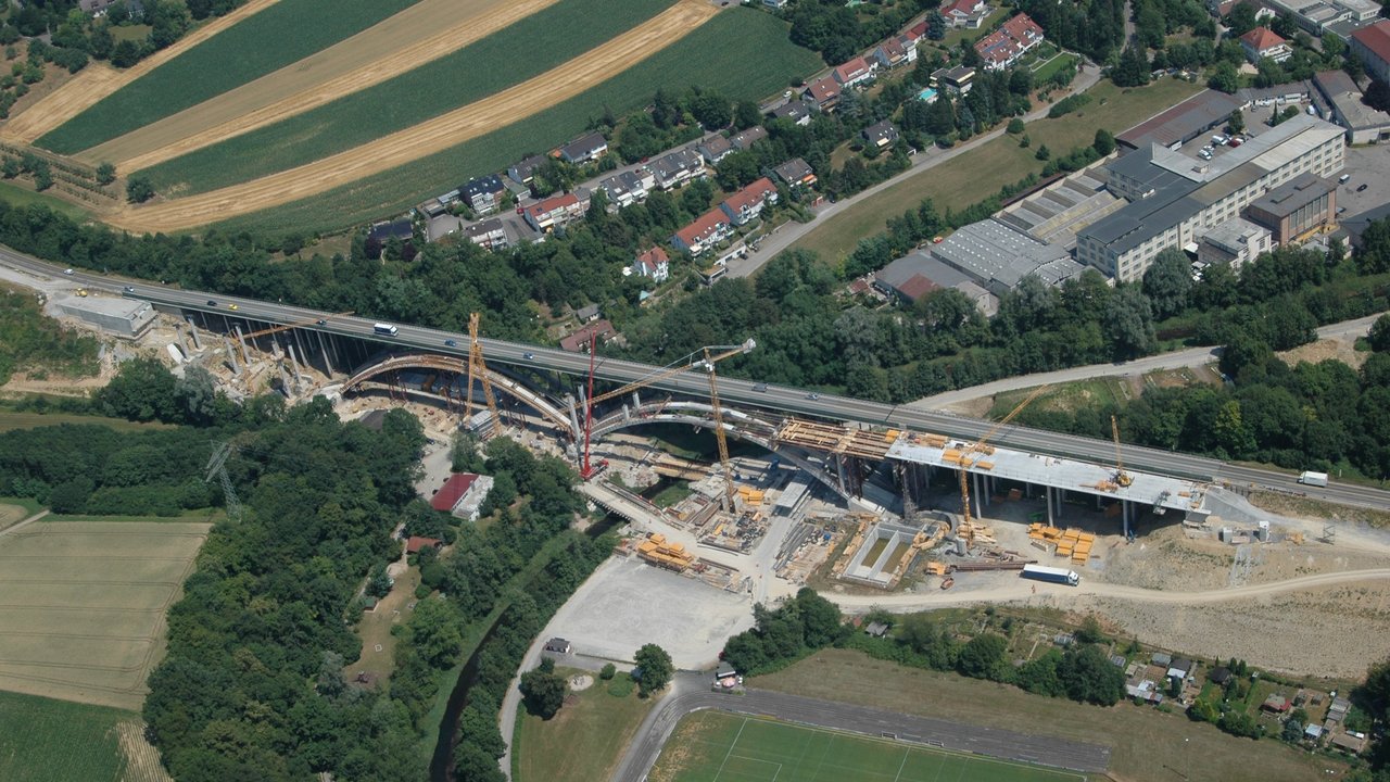 Bild zeigt die B 14 von oben
