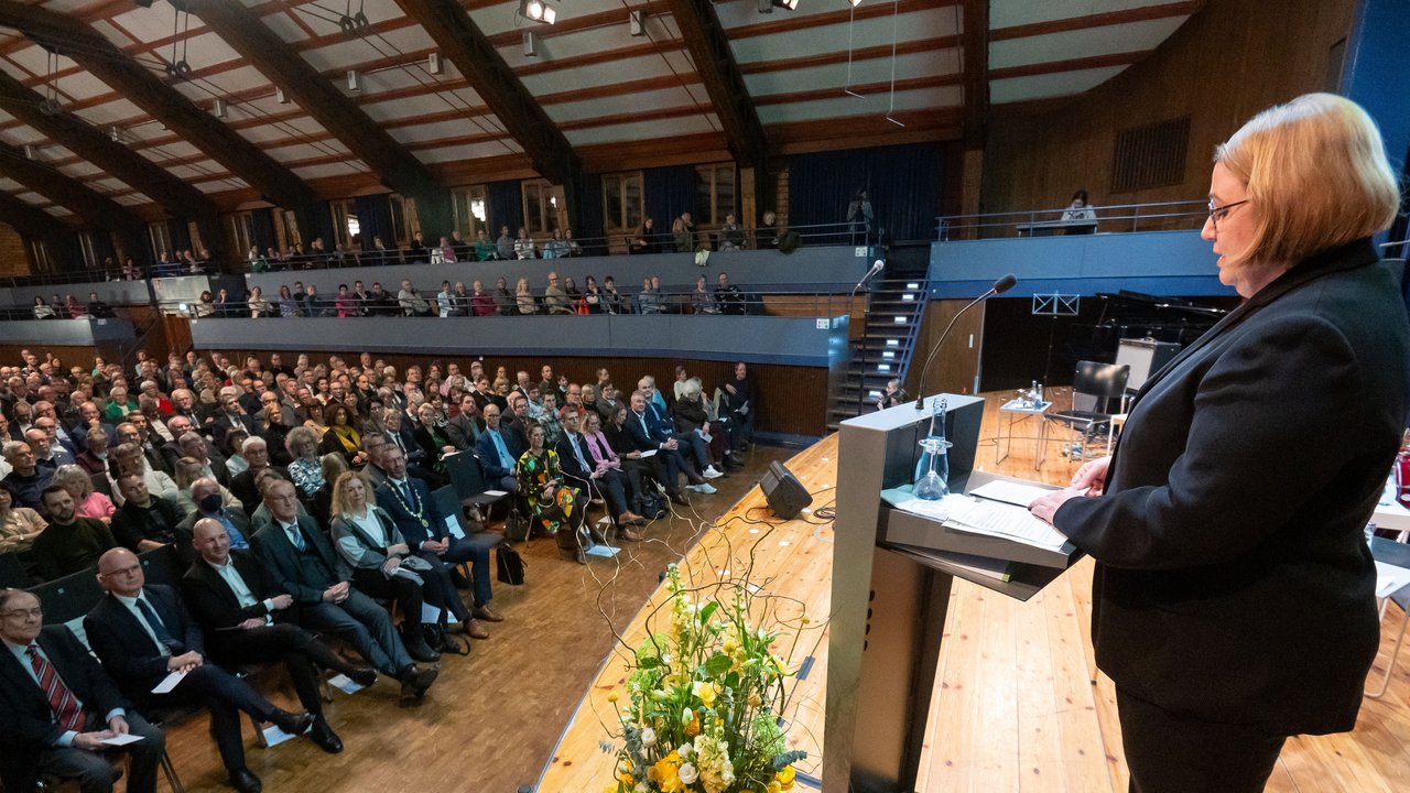 Regierungsvizepräsidentin Sigrun von Strauch bei Ihrer Rede zur Verabschiedung von Oberbürgermeister Thomas Sprißler